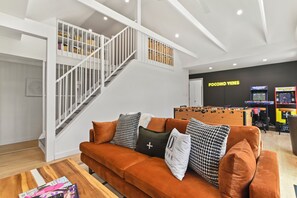 Interior - Sleeps 14! Game Room, Hot Tub, Firepit, Near Camelback & Great Wolf Lodge (Henryville)