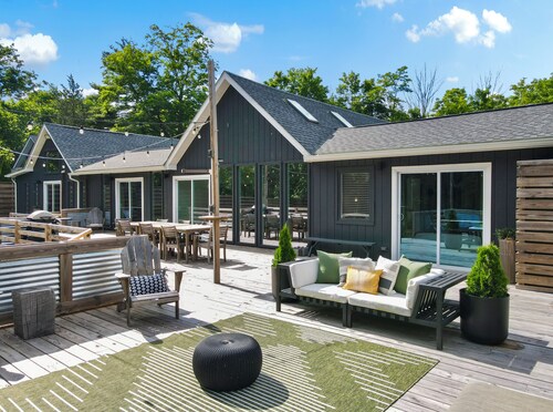 Sleeps 14! Game Room, Hot Tub, Firepit, Near Camelback & Great Wolf Lodge