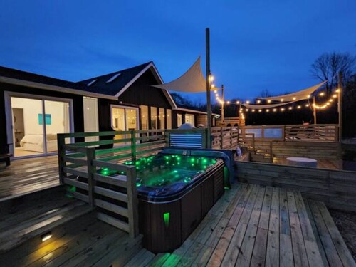 Sleeps 14! Game Room, Hot Tub, Firepit, Near Camelback & Great Wolf Lodge