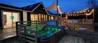 Sleeps 14! Game Room, Hot Tub, Firepit, Near Camelback & Great Wolf Lodge