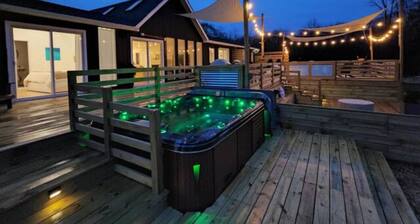 Sleeps 14! Game Room, Hot Tub, Firepit, Near Camelback & Great Wolf Lodge