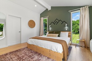 5 bedrooms, iron/ironing board, travel cot, free WiFi - Sleeps 14! Game Room, Hot Tub, Firepit, Near Camelback & Great Wolf Lodge (Henryville)