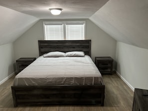 3 habitaciones, escritorio y tabla de planchar con plancha 