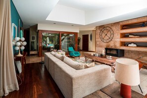 Smart TV, caminetto, libri, impianto stereo