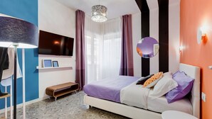 Quarto moderno com cama, mesa de cabeceira, abajur e um espelho grande.