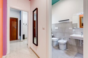 Regadera, secadora de cabello, bidet, toallas 