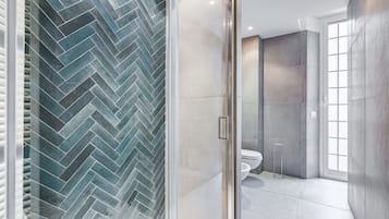 Een douche, een haardroger, een bidet, handdoeken