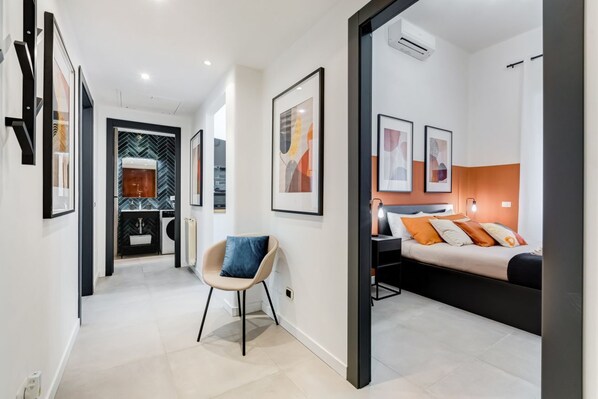 2 chambres, bureau, fer et planche à repasser, lit de bébé portatif