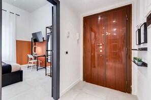 2 bedrooms, desk, iron/ironing board, travel cot - BDC - Stairway to Heaven 2-Bdr (Roma)