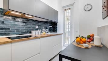Frigorifero, microonde, forno, piano cottura