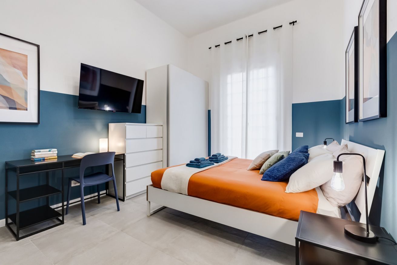 2 slaapkamers, een bureau, een strijkplank/strijkijzer, reisbedje