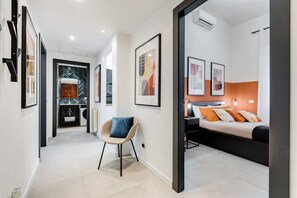 2 soverom, skrivebord, strykejern/-brett og reiseseng for barn