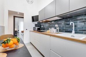 Réfrigérateur, four à micro-ondes, un four, surface de cuisson
