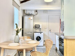 Fridge, microwave, oven, coffee/tea maker - Tirso de Molina IV - Studio in the City Center (madrid)
