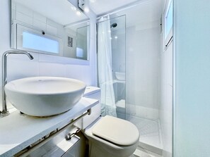 Ducha, secador de pelo y toallas