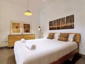 1 habitación, tabla de planchar con plancha, internet y ropa de cama 