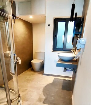 Douche, douche à « effet pluie », sèche-cheveux, serviettes fournies