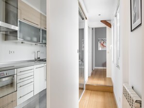 Fridge, microwave, oven, coffee/tea maker - Tirso de Molina III - Two-bedroom apartment (Madrid)