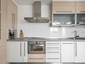 Geladeira, micro-ondas, fogão, cafeteira/chaleira