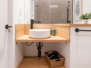 Regadera, secadora de cabello, toallas 