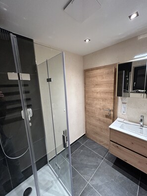 Douche, serviettes fournies, papier de toilette