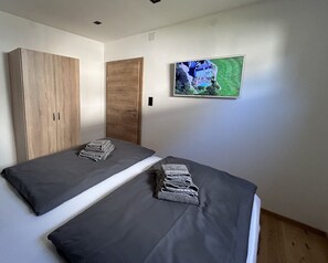 2 室のベッドルーム、旅行用ベビーベッド、WiFi (無料)、ベッドシーツ