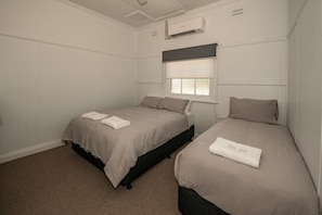 Premium bedding, free WiFi, bed sheets - The Centennial Hotel Gulgong (Gulgong)