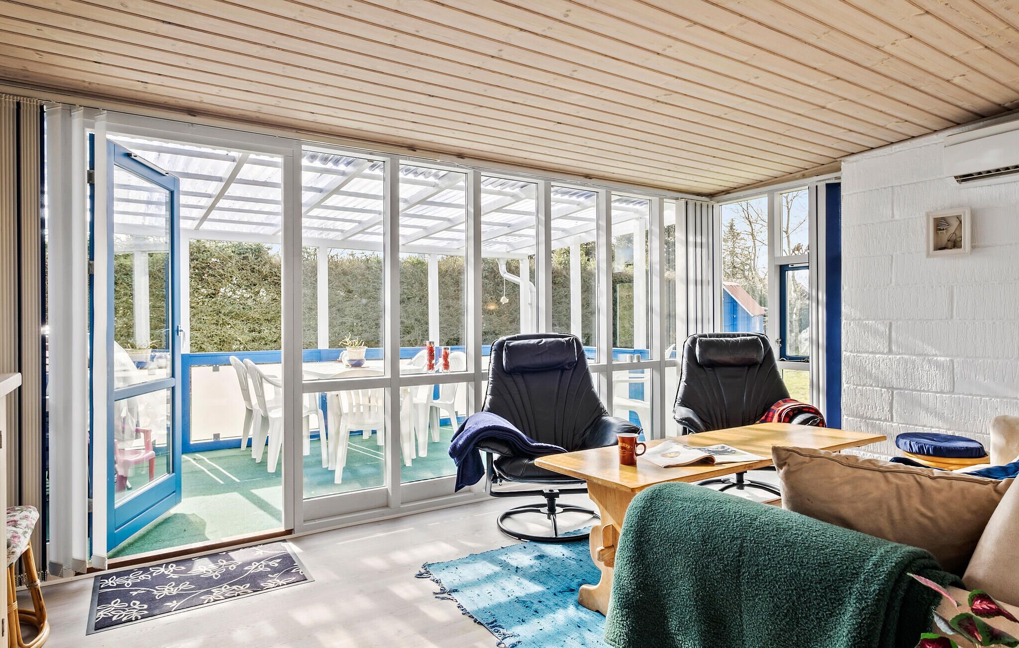 Een smart-tv en een open haard