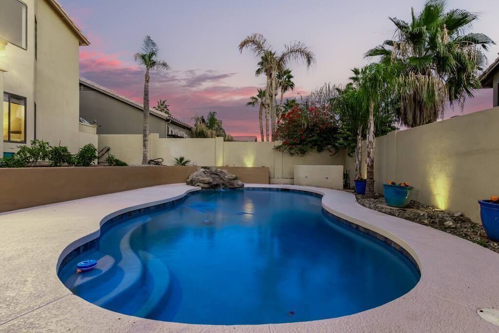 Water’s Nice. Spacious. Heated  Pool. Billiards. BBQ.  Piano.