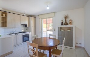 Kühlschrank, Herdplatte, Kochgeschirr/Geschirr/Besteck