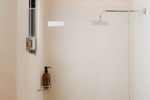 Haartrockner, Handtücher, Seife, Toilettenpapier