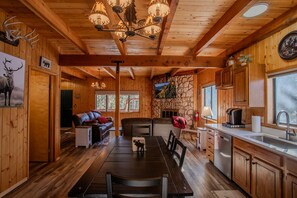 Interior - Green Door Lodge- Duck Creek Village, Ut. -3bd/2ba - Pet Friendly! (Duck Creek Village)