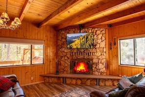 Smart TV, fireplace - Green Door Lodge- Duck Creek Village, Ut. -3bd/2ba - Pet Friendly! (Duck Creek Village)