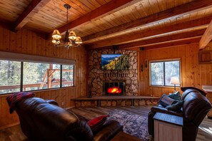 Smart TV, fireplace - Green Door Lodge- Duck Creek Village, Ut. -3bd/2ba - Pet Friendly! (Duck Creek Village)