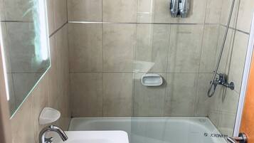 Assecador de cabells, bidet, tovalloles i sabó