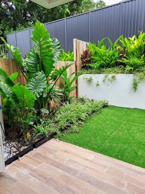 Property grounds - Urban Elegance: Luxe 3-Bed Oasis (Norman Park)