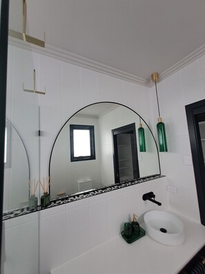 Douche, sèche-cheveux, serviettes fournies, savon