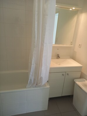 Toallas, jabón, shampoo, papel higiénico