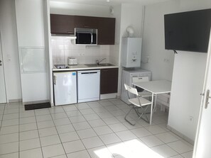 Microwave, oven, stovetop, dishwasher - Appartement T2 Tout Confort, Grand Balcon, Saint Nazaire Ouest (Saint-Nazaire)