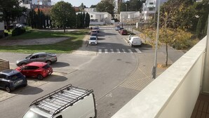 A parking lot with several cars and a white van. - Appartement T2 Tout Confort, Grand Balcon, Saint Nazaire Ouest (Saint-Nazaire)