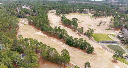 The Knollwood Inn located less than .5 miles from Pine Needles Golf Course!