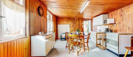 Fridge, oven, stovetop, coffee/tea maker