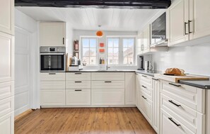 Frigorífico, placa de cocina, lavavajillas y cafetera o tetera