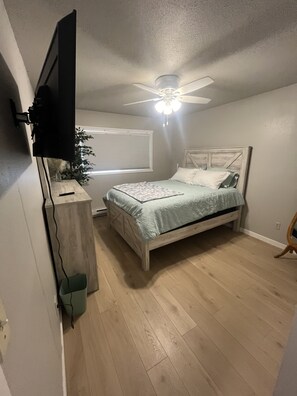 4 bedrooms, free WiFi, bed sheets - Cozy Twinhome . Close to shopping and restaurants , small dogs are welcome. (West Fargo)