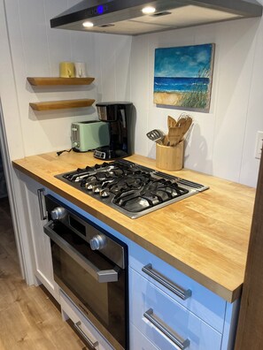 Fridge, oven, stovetop, coffee/tea maker