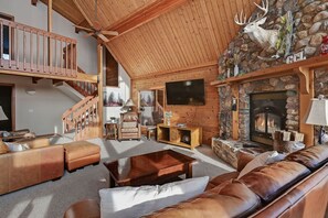 TV, fireplace, DVD player - Lodge w/ Indoor Pool along Devil's Lake Park! (Merrimac)