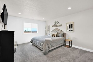 5 habitaciones, escritorio y tabla de planchar con plancha 