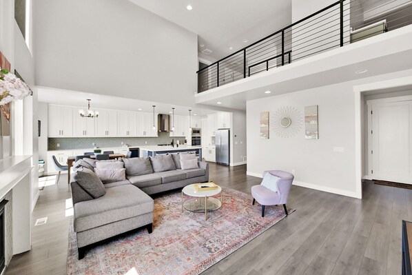 Smart TV, chimenea, futbolito y estéreo 