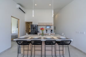 Perushuoneisto | Yksityinen keittiö | Täysikokoinen jääkaappi, mikroaaltouuni, kahvin-/teenkeitin