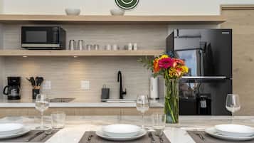 Departamento urbano | Cocina privada | Refrigerador con congelador, microondas y cafetera y tetera